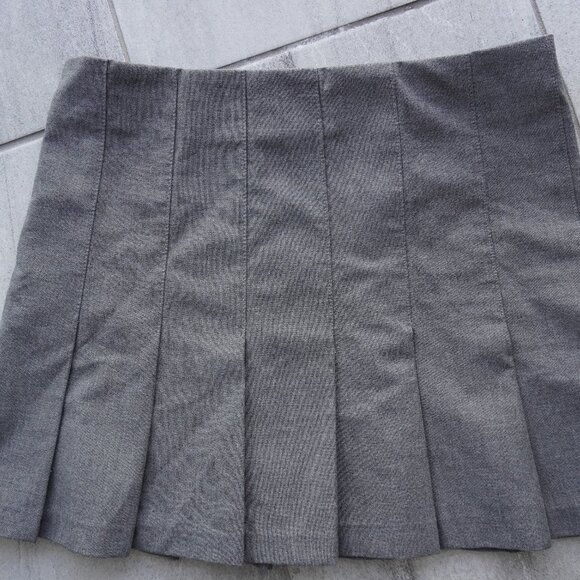 ZARA Gray Pleated Mini Skirt | Classic Schoolgirl Style | Size: S - Picture 2 of 7